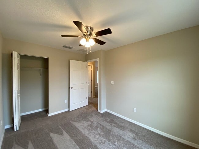 Building Photo - Custom Home - Desirable SE Ocala Neighborh...