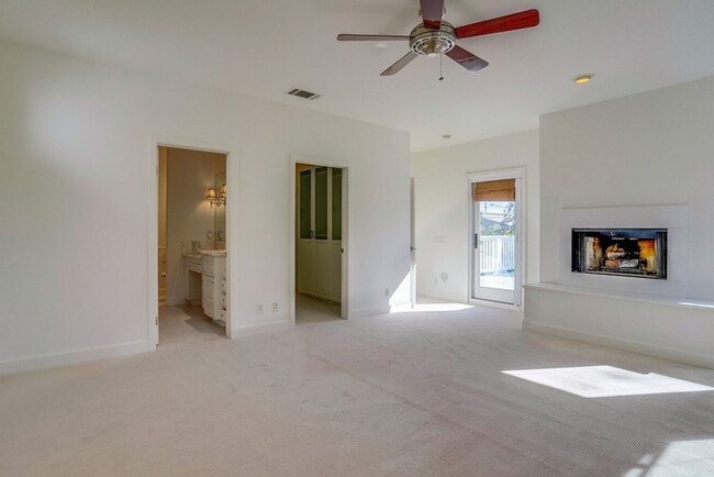 Building Photo - Beautiful 4 Bed/4 Bath Family Home w/pool Available Now!!