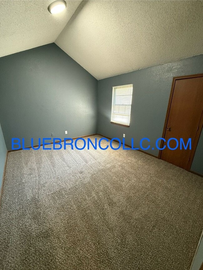 Building Photo - Spacious 3 BR Townhome—New Carpet & Paint—...