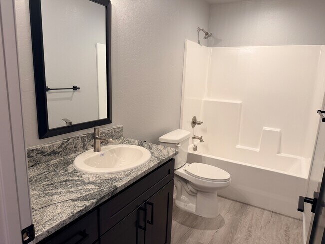 Building Photo - Division St