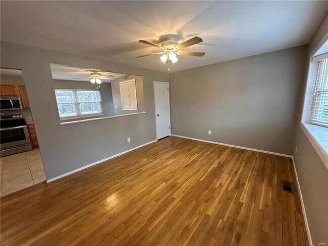 Building Photo - Discover the epitome of comfort in this 3-bed, 2-bath ranch-style gem.