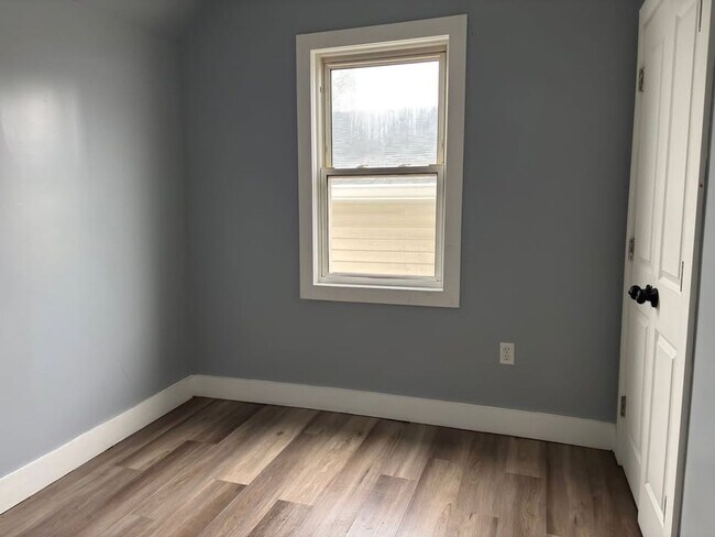 Building Photo - 272 W Runyon St