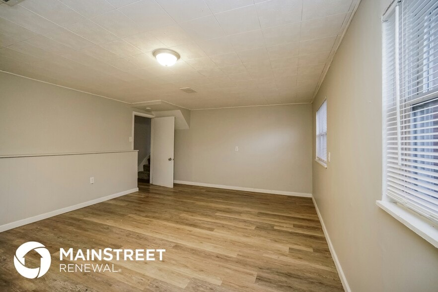 Building Photo - 2258 Majestic Dr W