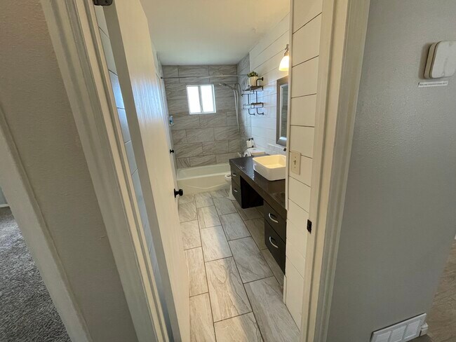 Building Photo - 781 N 950 W St