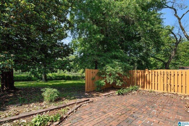 Building Photo - 852 Twin Lake Dr NE