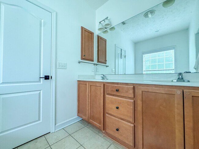 Building Photo - Lovely 4 Bed 2 Bath Home in Westgate