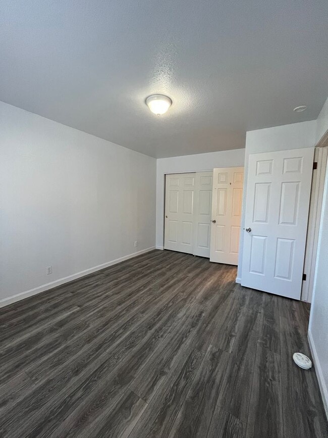 Building Photo - Available Now! Move-In Ready