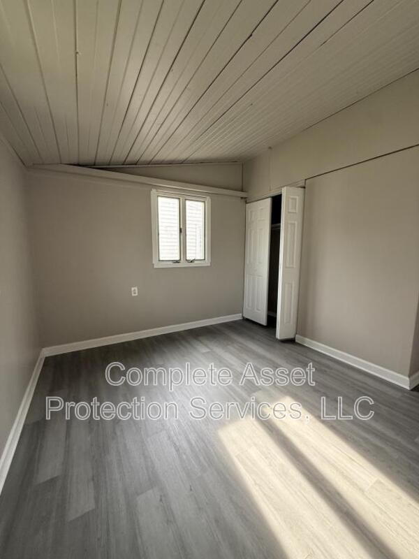 Building Photo - 430 Woodlawn Ave