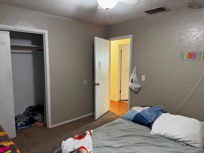 Building Photo - 2316 Perrin Dr