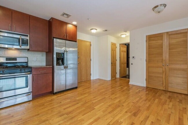 Building Photo - 17 Meadow Rd