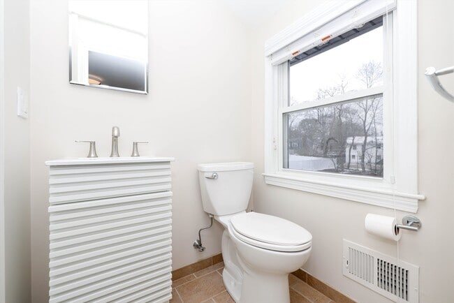 Building Photo - 48 Graymore Rd