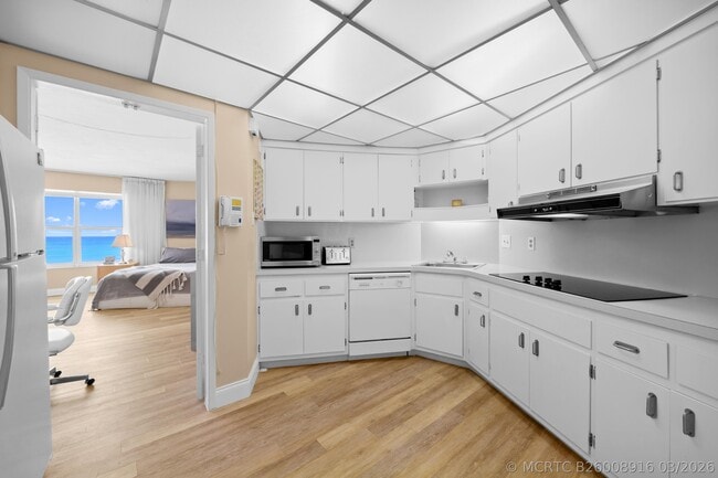 Building Photo - 3700 Galt Ocean Dr