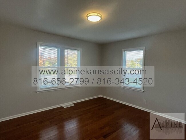 Building Photo - Spacious Gladstone Ranch!