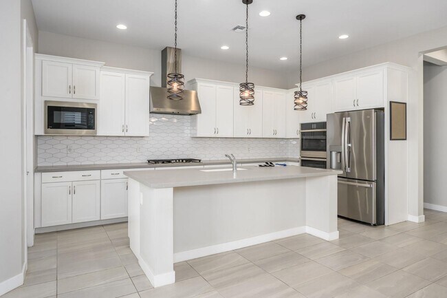 Building Photo - 824 E Monte Wy