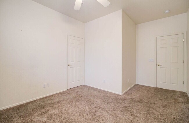 Building Photo - 2026 E County Down Dr