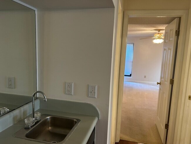 Building Photo - Move-in Ready Luxurious 2 bedroom, 2 bathroom affordable condo in Hoover, Alabama
