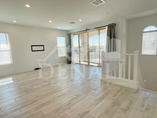 Building Photo - 784 S Hawk Ln