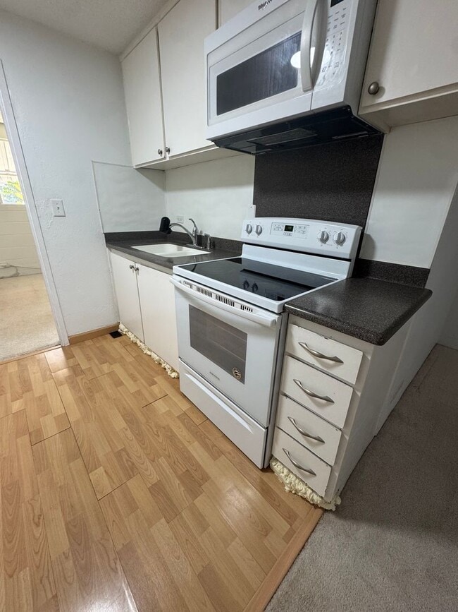 Building Photo - 1 Bed 1 Bath with parking near Diamond Head