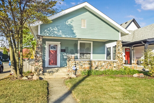 Building Photo - 1230 Villa Ave