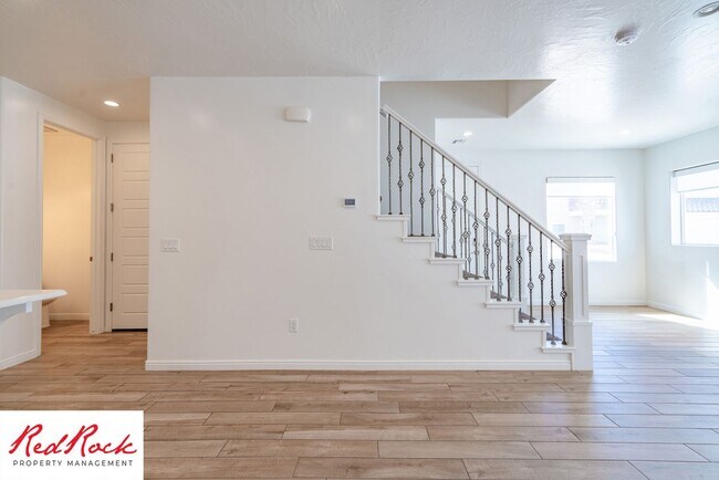 Building Photo - 3 Bedroom, 2.5 Bathroom Townhome in Ivins City