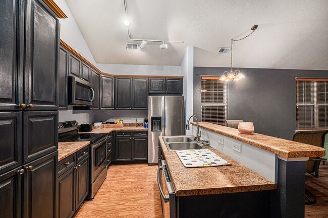 Building Photo - Single room for rent in the heart of Heather Ridge