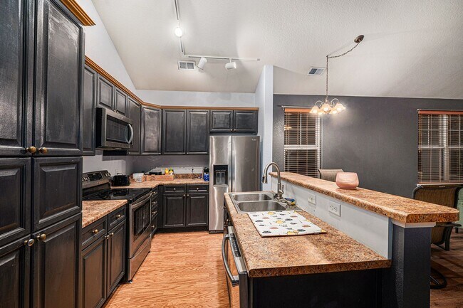 Building Photo - Spacious 2 bedroom home in the heart of Heather Ridge!