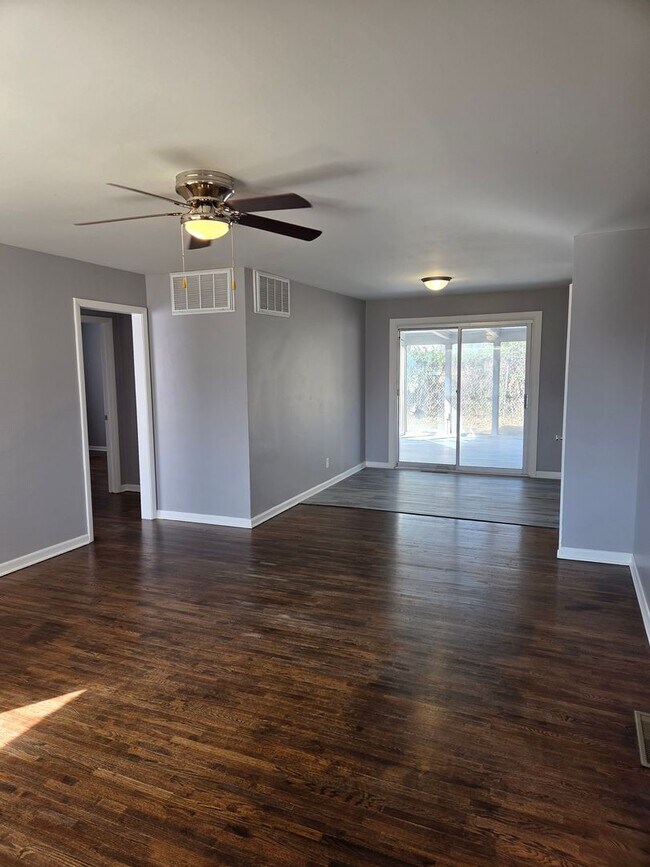 Building Photo - 715 N Kokomo Ave