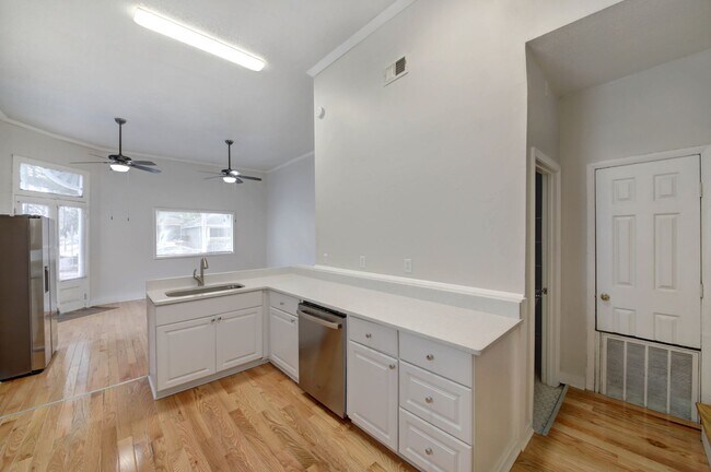 Building Photo - 602 W 36th St