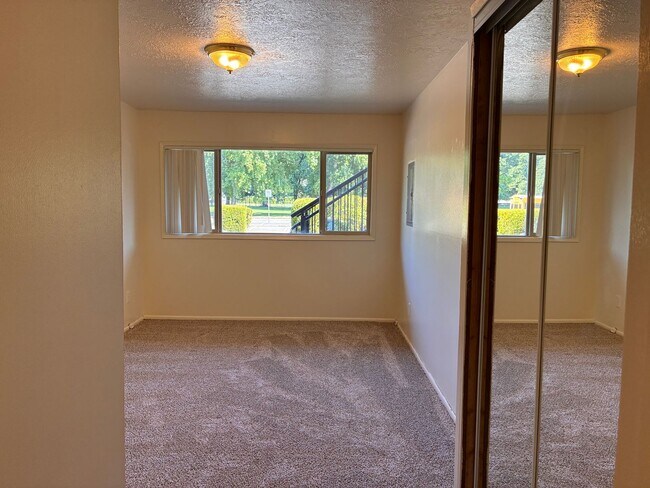 Building Photo - CLOSE-IN SE ::: Next to Park, Spacious, Qu...