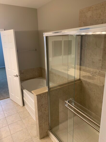 Shower &amp; Soaking tub in master suite - 281 Hickory Lane