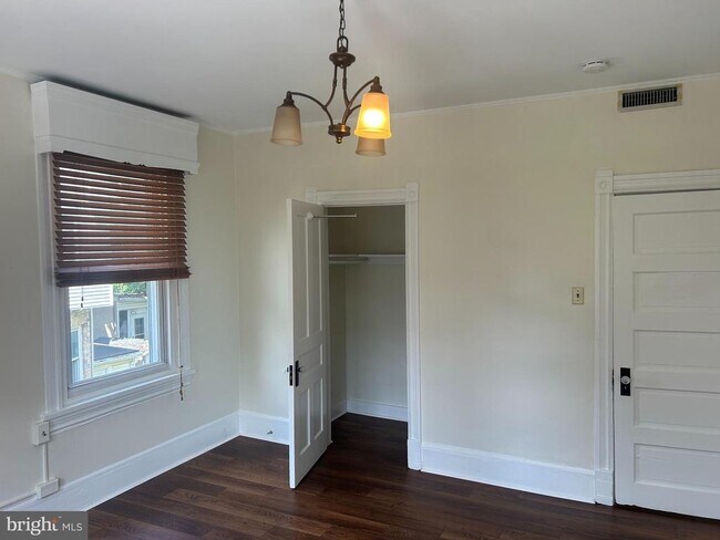 Building Photo - 209 Grayling Ave