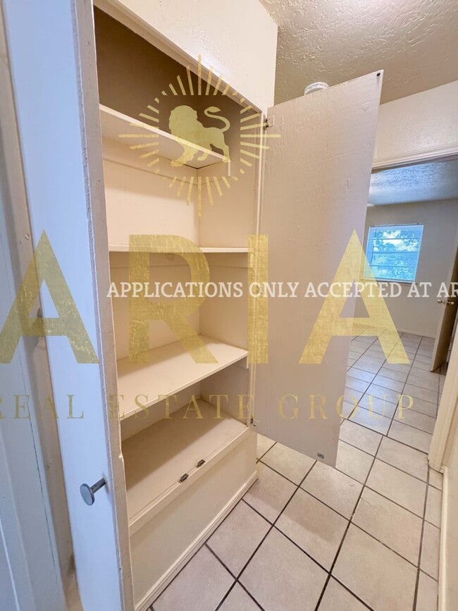 Building Photo - 2 Bed/1.5 Bath Shaded Townhome Close to Ca...