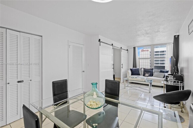 Building Photo - 2899 Collins Ave