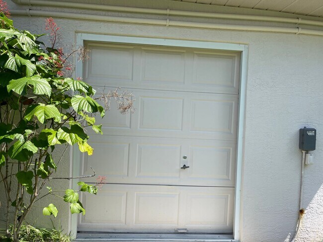 Building Photo - Spacious 3  Bedroom plus Den 3.5 baths 2 c...