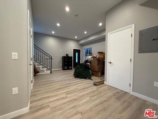 Building Photo - 10605 Owensmouth Ave