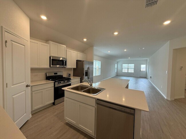 Building Photo - 125 Sormonne Lp