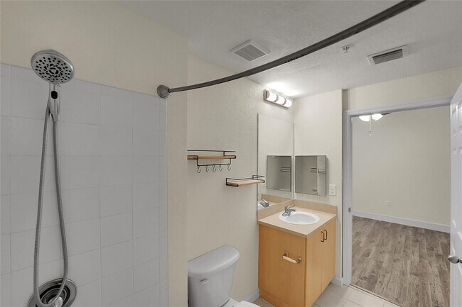 Building Photo - 533 NE 3rd Ave