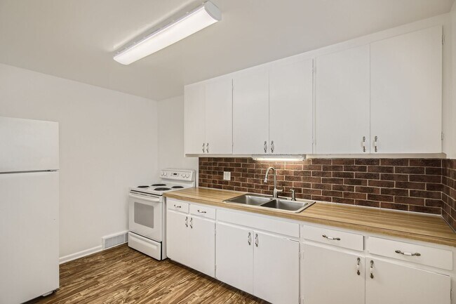 Building Photo - Bright and open updated duplex located in a prime area of Rosedale!