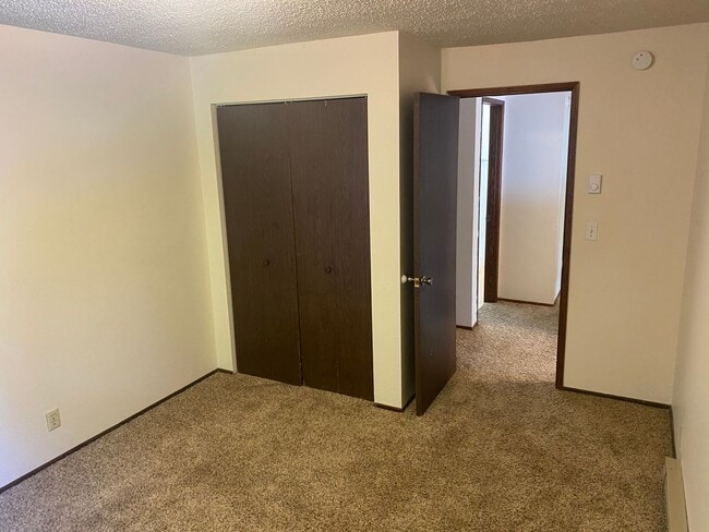 Building Photo - 3 bedroom 1.5 Bath Tandem Home!