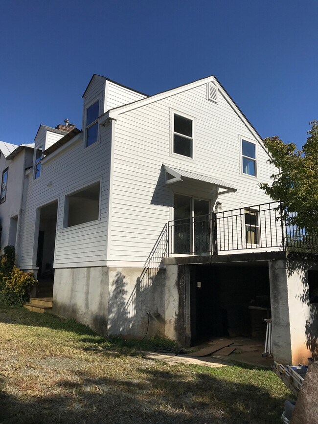 2320B Price Ave - back apt - 2320 Price Ave