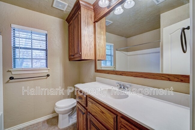Building Photo - 1042 Hidden Oaks Way