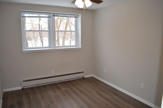 Building Photo - Large Renovated 1 Bedroom