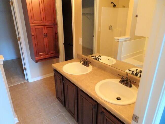 Building Photo - Prime Newnan location, close to everything...
