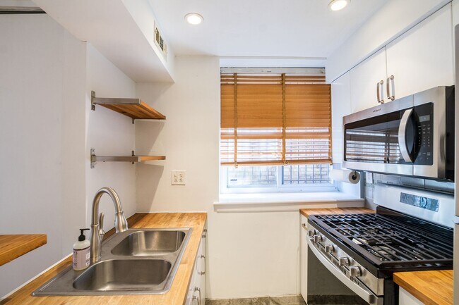 Building Photo - Washington Square West Condo