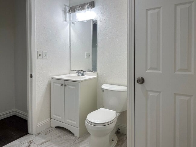 Building Photo - 3 bedroom / 2 bath