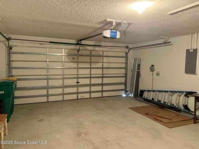 Building Photo - 1475 Knoll Ridge Dr