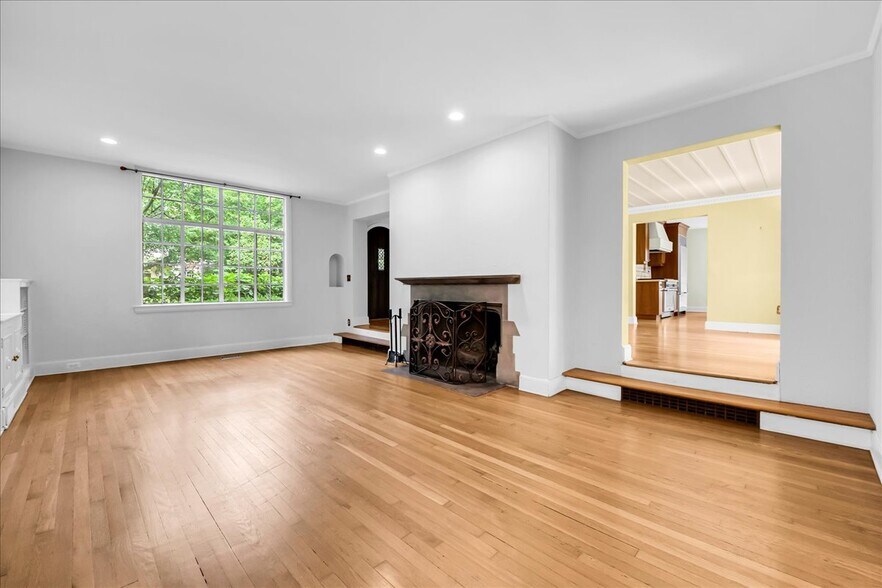 Building Photo - 455 Linden Rd