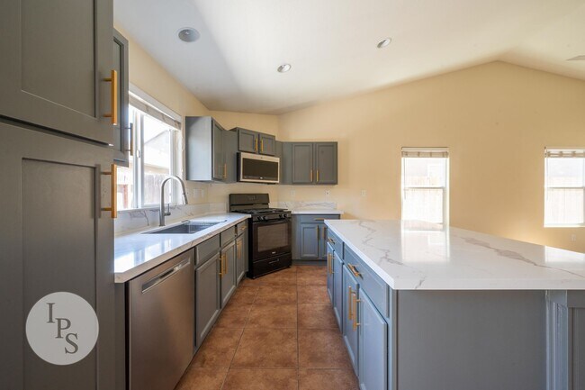 Building Photo - Fresno South East Home, 3BR/2BA, Built 2009 – with SOLAR!