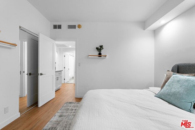 Building Photo - 321 S San Vicente Blvd