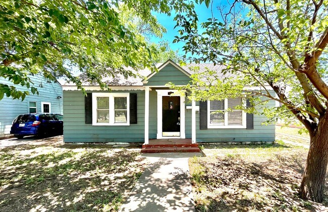 Building Photo - 2305 27th St